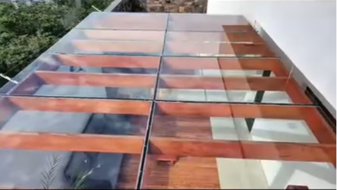 Cobertura de vidro sobre deck de madeira