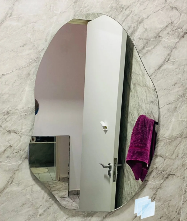 Espelho orgânico decorativo em banheiro