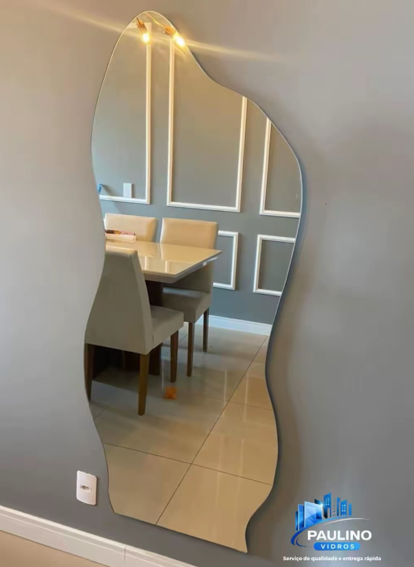 Espelho orgânico decorativo em sala de jantar
