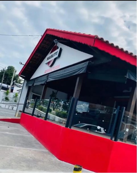 Fachada comercial em vidro