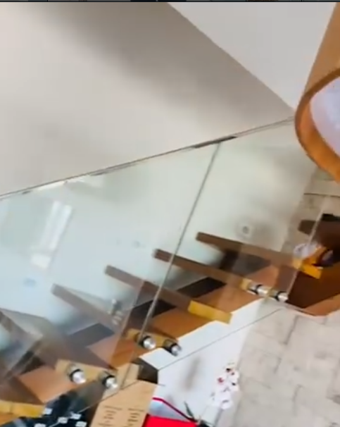 Guarda-corpo de vidro em escada interna