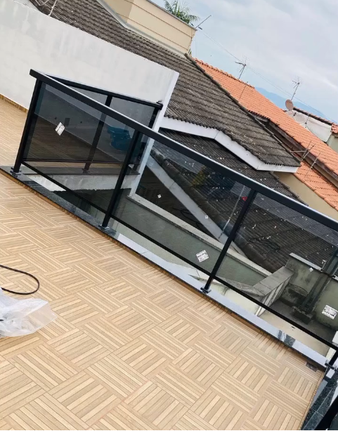 Guarda-corpo de vidro em terraço